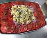 Une image de l'étape 9 de Salade de tomates aux pommes anciennes, oignon rouge et roquefort.