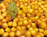 Foto del paso 3 de la receta: Guiso de Garbanzos con sofrito de tomate