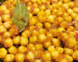 Foto del paso 3 de la receta: Guiso de Garbanzos con sofrito de tomate
