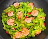 Foto langkah ke 3 dari resep Tumis Pare Udang (154).
