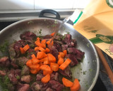 Foto del paso 4 de la receta: Ternera en salsa con guisantes y zanahoria