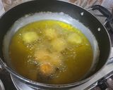 A picture of step 6 of मूंगदाल, बीटरूट कांजी बड़ा.