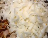 Gambar langkah 4 resipi Kuey Teow Goreng Kerang.