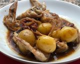 Foto del paso 7 de la receta Alitas y muslos en salsa de soja y miel con patatitas, cebolla y dátiles