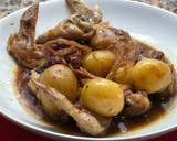 Foto del paso 7 de la receta: Alitas y muslos en salsa de soja y miel con patatitas, cebolla y dátiles