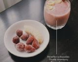 Foto langkah ke 4 dari resep Banana Strawberry Smoothie Bowl.