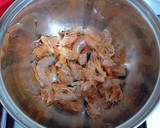 Foto del paso 2 de la receta: Pimiento rojo asado relleno de gambas con crema de gambas