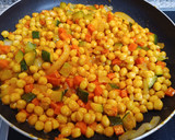 Foto del paso 3 de la receta: Garbanzos con verduras y tomate frito