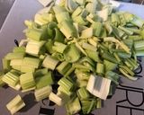 Une image de l'étape 2 de Courgettes et céleri branche aux épices indiennes,ciboulette et citron.