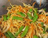 A picture of step 4 of Vegetable Stir-Fried Noodles (蔬菜炒面).