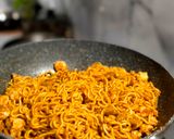 Foto langkah ke 5 dari resep Mie Goreng Lada hitam.