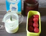 Foto langkah ke 1 dari resep Strawberry Latte.
