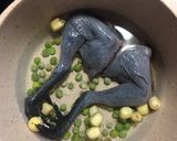 Hình bước làm 2 của món Soup gà ác hạt sen đậu hà lan