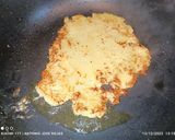 Foto del paso 3 de la receta Huevos fritos sobre torta de patata