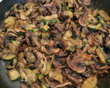 Une image de l'étape 2 de Tarte croustillante aux champignons, courgettes et mozzarella.