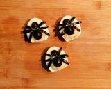 Foto del paso 8 de la receta: Huevo con arañas para Halloween