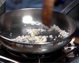 รูปขั้นตอนการทำที่ 4 ของ "รีซอตโตเห็ดถอบ" ด้วยข้าวกล้องญี่ปุ่นและโมจิบาร์เลย์โนริตาเกะ