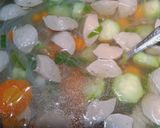 Foto langkah ke 2 dari resep Sop Oyong Bakso.