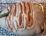 Foto del paso 2 de la receta: Pavo asado relleno de cerdo, castaña, bacon y tomillo y verduras