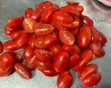 Une image de l'étape 2 de Salade de tomates cerises bicolores à la mozzarella, persil et crème de balsamique.