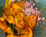 Foto langkah ke 2 dari resep Udang Pedas Bumbu Kuning.