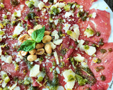 Foto del paso 5 de la receta: Carpaccio de vacuno trufado con parmesano y pesto de cacahuetes