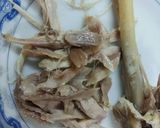 Hình bước làm 3 của món Súp gà hạt sen cho bé