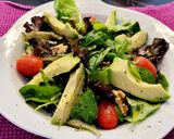 Foto del paso 3 de la receta Ensalada de brotes con rulo de cabra, miel y aguacate