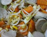Foto langkah ke 4 dari resep Tumis toge, bakso ayam, jagung dan wortel.