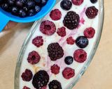 Foto del paso 2 de la receta: Avena trasnochada con frambuesas, moras y arándanos 🫐 Porridge de avena con frutos rojos