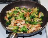 A picture of step 4 of Chinese-Style Stir-Fried Broccoli and Fish Cake.