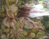 Foto del paso 1 de la receta: Bacalao con guisantes y huevo poché