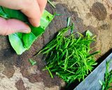 Hình bước làm 4 của món Vào bếp cùng con: thịt lợn gác bếp cuốn rau mọc ven đường Sải Duần, tươi xanh mơn mởn!