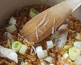 Une image de l'étape 2 de One Pot PASTA au poulet et poireaux.