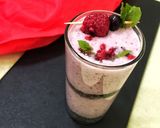 A picture of step 6 of Mix berry smoothie with puffed rice.
