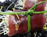 Foto del paso 9 de la receta: Rollitos de cecina con germinados y sirope de membrillo sobre tierra de aceitunas negras y aceite aromatizado de romero