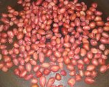 A picture of step 1 of Crunchy peanut sesame chocolate lolipops.