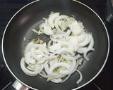 Foto del paso 2 de la receta: Bonito fresco encebollado fácil y ensalada de pimientos asados