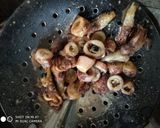 Foto langkah ke 1 dari resep Tumis jamur cumi asin.
