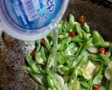 Foto langkah ke 3 dari resep Tumis Buncis Lada Putih.