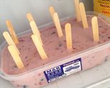 Foto del paso 6 de la receta: Paletas heladas de yogurt, fresas y arándanos