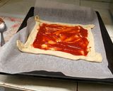 Foto langkah ke 2 dari resep Pizza salmon puff pastry.