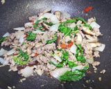 รูปขั้นตอนการทำที่ 3 ของ กะเพราหมูสับ-เนื้อสับเห็ดหอมสด เมนูโลว์คาร์บง่ายๆ