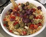 Une image de l'étape 11 de Salade de farfalles aux légumes, viandes grillées et olives.