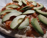 Foto del paso 3 de la receta: Pizza de salmón y aguacate