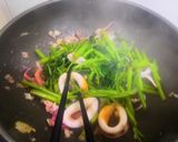 Hình bước làm 3 của món Mực xào rau muống