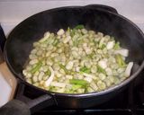 Foto del paso 3 de la receta Habas baby con ajos tiernos, beicon y champiñones