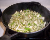 Foto del paso 3 de la receta: Habas baby con ajos tiernos, beicon y champiñones