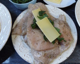 Foto del paso 2 de la receta: Pechugas de pollo tiernizadas y rellenas con espinacas y algo más