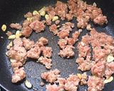 รูปขั้นตอนการทำที่ 3 ของ หมูสับกระเทียมพริกไทยข้างข้าว